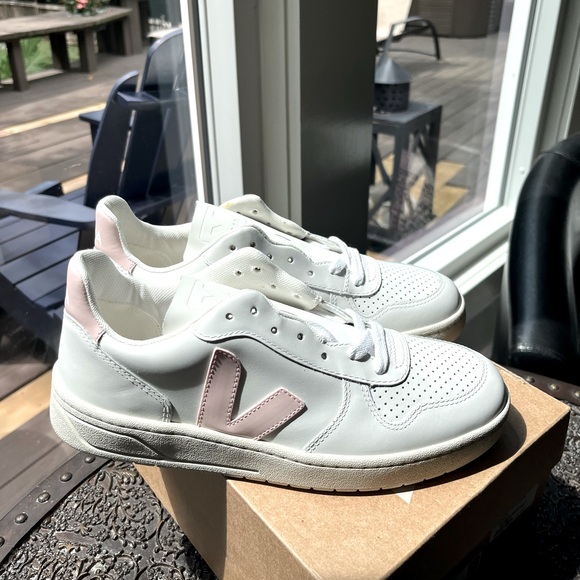 VEJA V-10 LEATHER SNEAKERS IN WHITE PETALE 40 9 - Picture 1 of 12